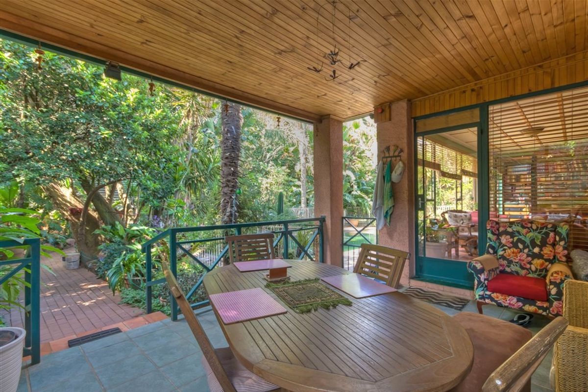 A HOME OF DISTINCTION AND DESIGN IN SOUGHT AFTER 24 HR GATED AREA IN OBSERVATORY!!!!!!! - Photo 3