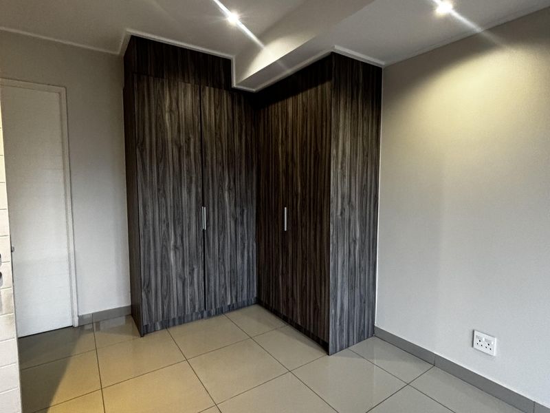 Modern 2 bed 2 bath Sandton marvel - Photo 5