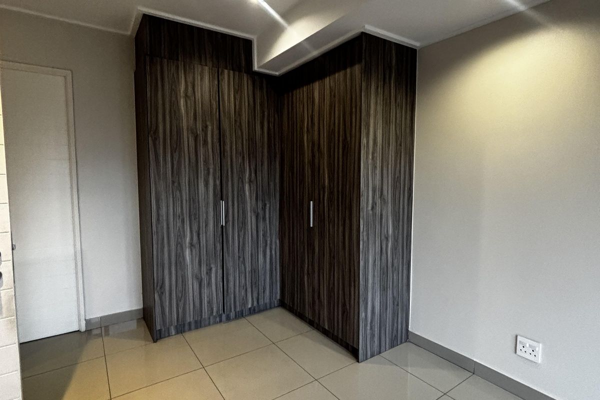 Modern 2 bed 2 bath Sandton marvel - Photo 5