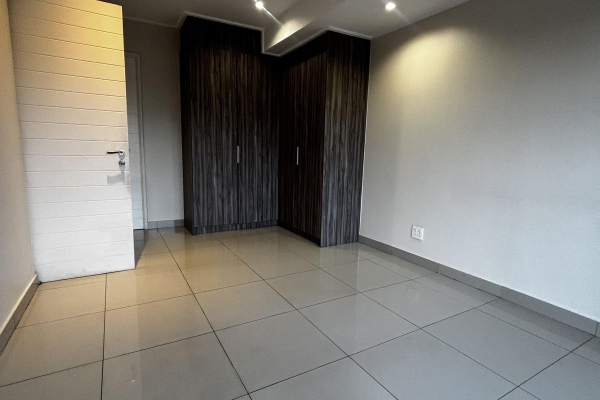 Modern 2 bed 2 bath Sandton marvel - Photo 4