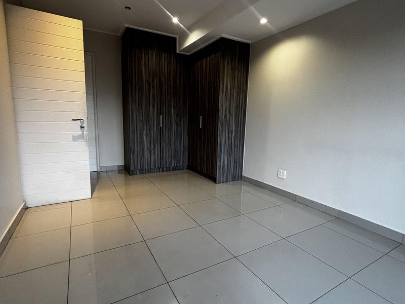 Modern 2 bed 2 bath Sandton marvel - Photo 4