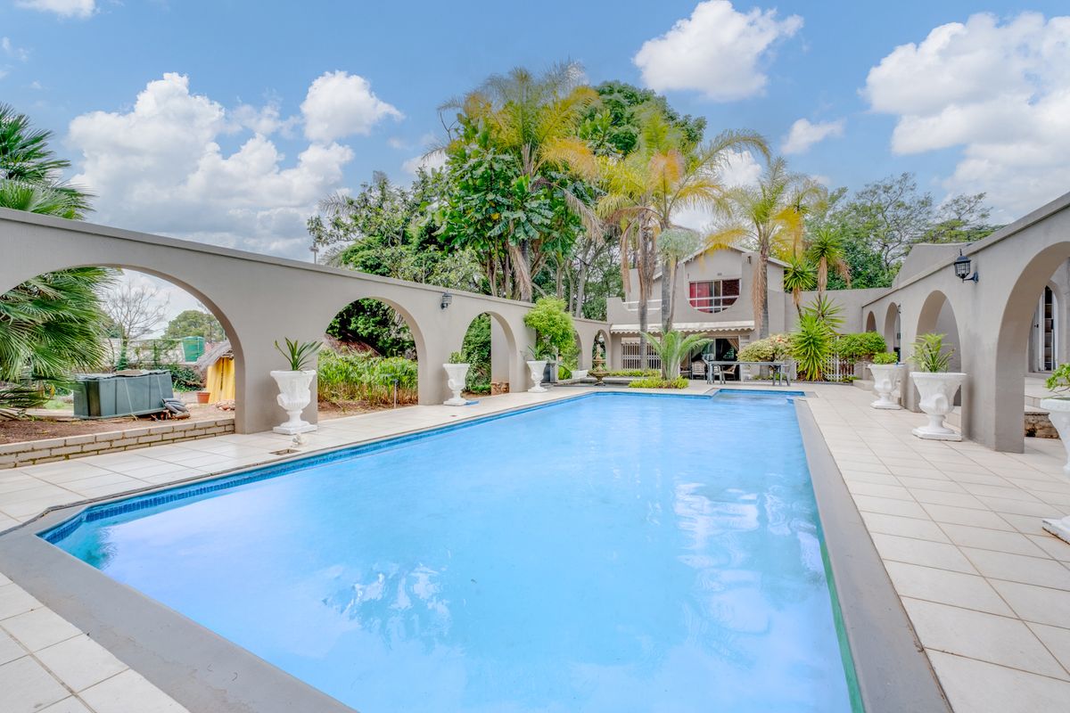 ABOUNDING LUXURY MEETS EXCEPTIONAL DESIGN IN THIS BREATHTAKING RESIDENCE. - Photo 2