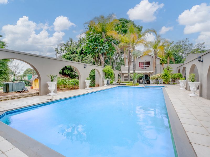 ABOUNDING LUXURY MEETS EXCEPTIONAL DESIGN IN THIS BREATHTAKING RESIDENCE. - Photo 2