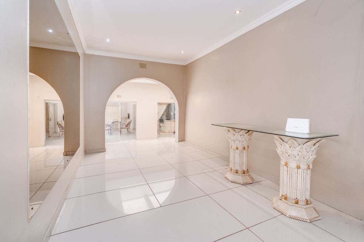 ABOUNDING LUXURY MEETS EXCEPTIONAL DESIGN IN THIS BREATHTAKING RESIDENCE. - Photo 3