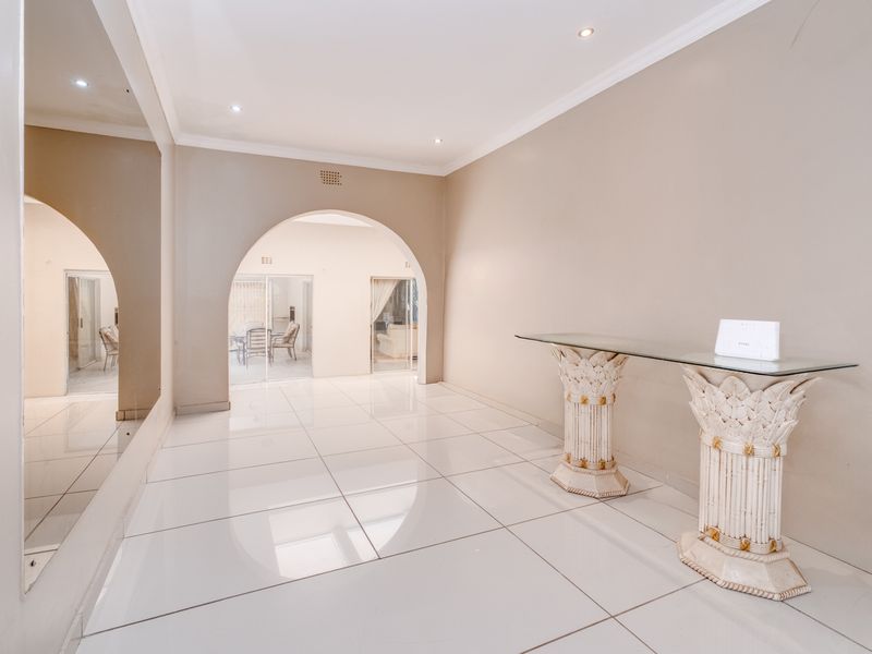 ABOUNDING LUXURY MEETS EXCEPTIONAL DESIGN IN THIS BREATHTAKING RESIDENCE. - Photo 3