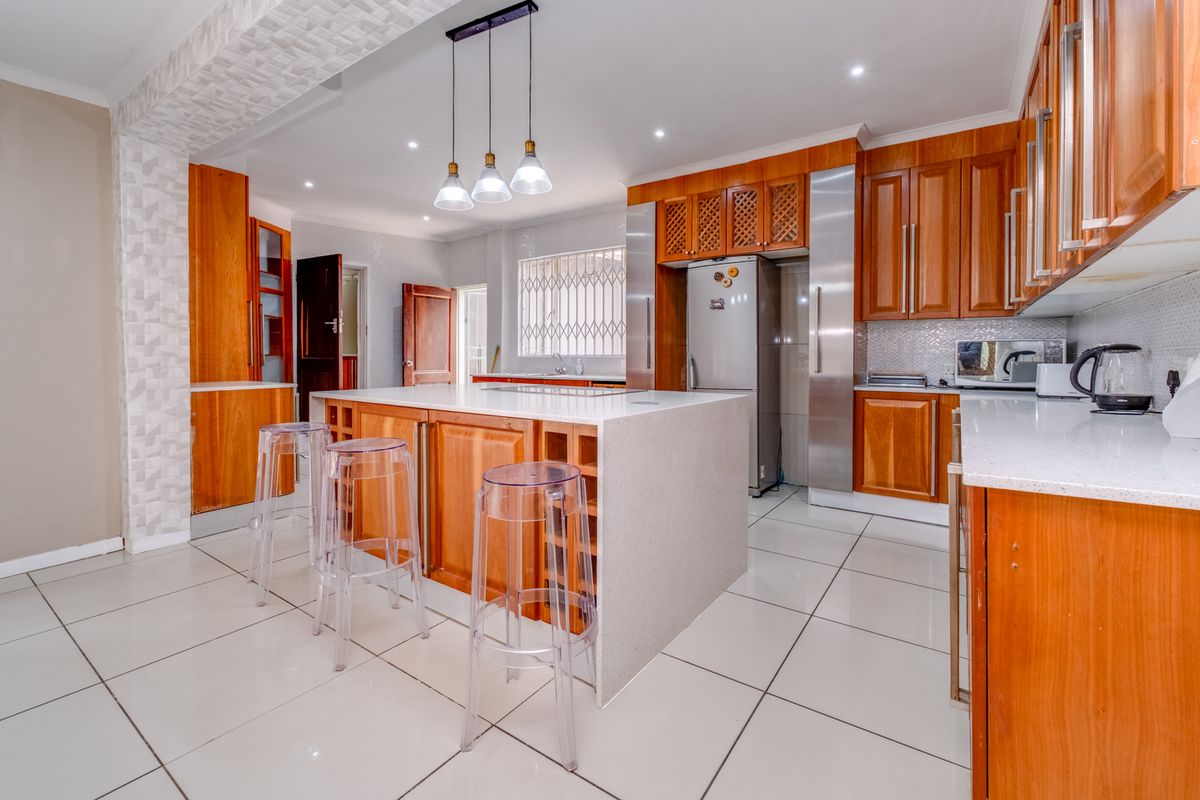 ABOUNDING LUXURY MEETS EXCEPTIONAL DESIGN IN THIS BREATHTAKING RESIDENCE. - Photo 5