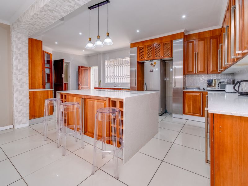 ABOUNDING LUXURY MEETS EXCEPTIONAL DESIGN IN THIS BREATHTAKING RESIDENCE. - Photo 5