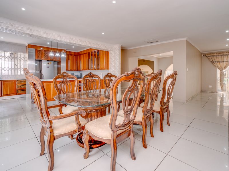 ABOUNDING LUXURY MEETS EXCEPTIONAL DESIGN IN THIS BREATHTAKING RESIDENCE. - Photo 9