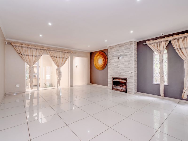 ABOUNDING LUXURY MEETS EXCEPTIONAL DESIGN IN THIS BREATHTAKING RESIDENCE. - Photo 10