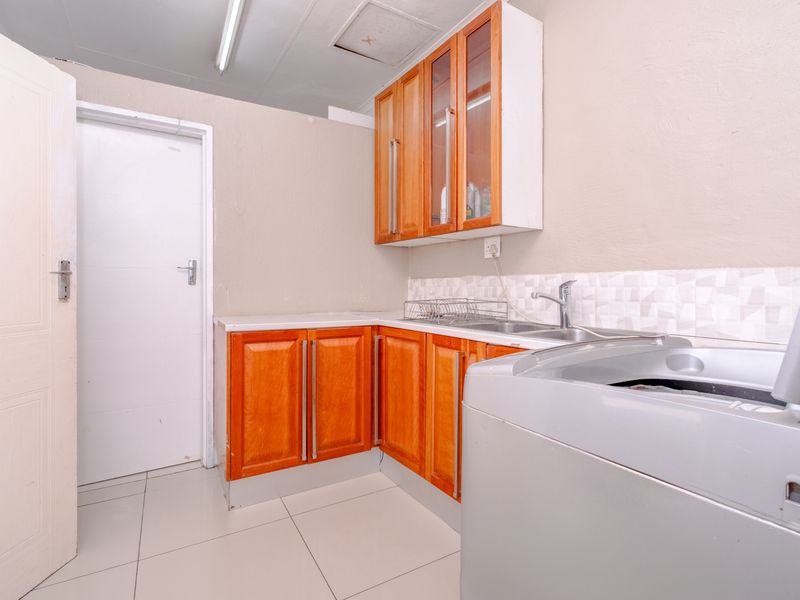 ABOUNDING LUXURY MEETS EXCEPTIONAL DESIGN IN THIS BREATHTAKING RESIDENCE. - Photo 8