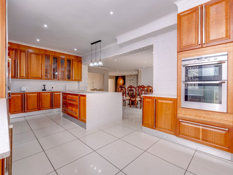 ABOUNDING LUXURY MEETS EXCEPTIONAL DESIGN IN THIS BREATHTAKING RESIDENCE. - Photo 7