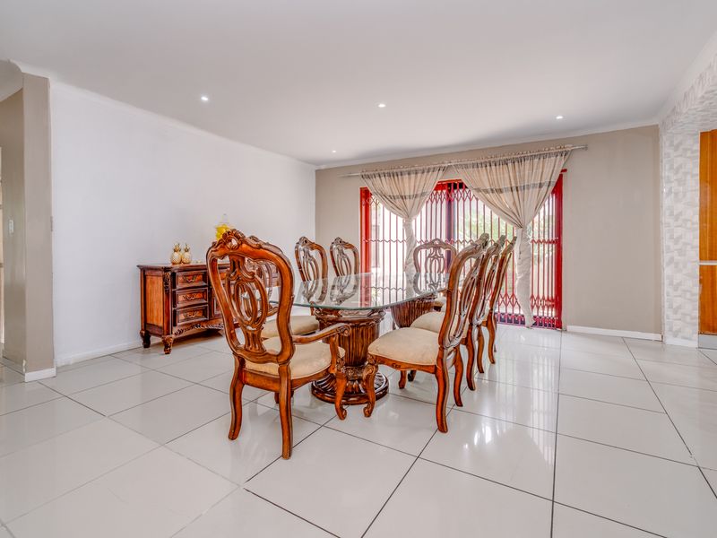 ABOUNDING LUXURY MEETS EXCEPTIONAL DESIGN IN THIS BREATHTAKING RESIDENCE. - Photo 4