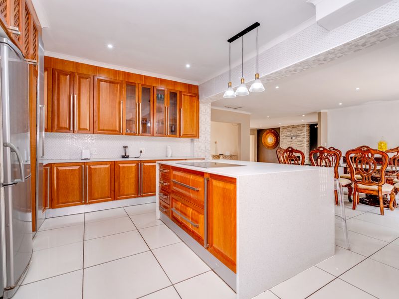 ABOUNDING LUXURY MEETS EXCEPTIONAL DESIGN IN THIS BREATHTAKING RESIDENCE. - Photo 6