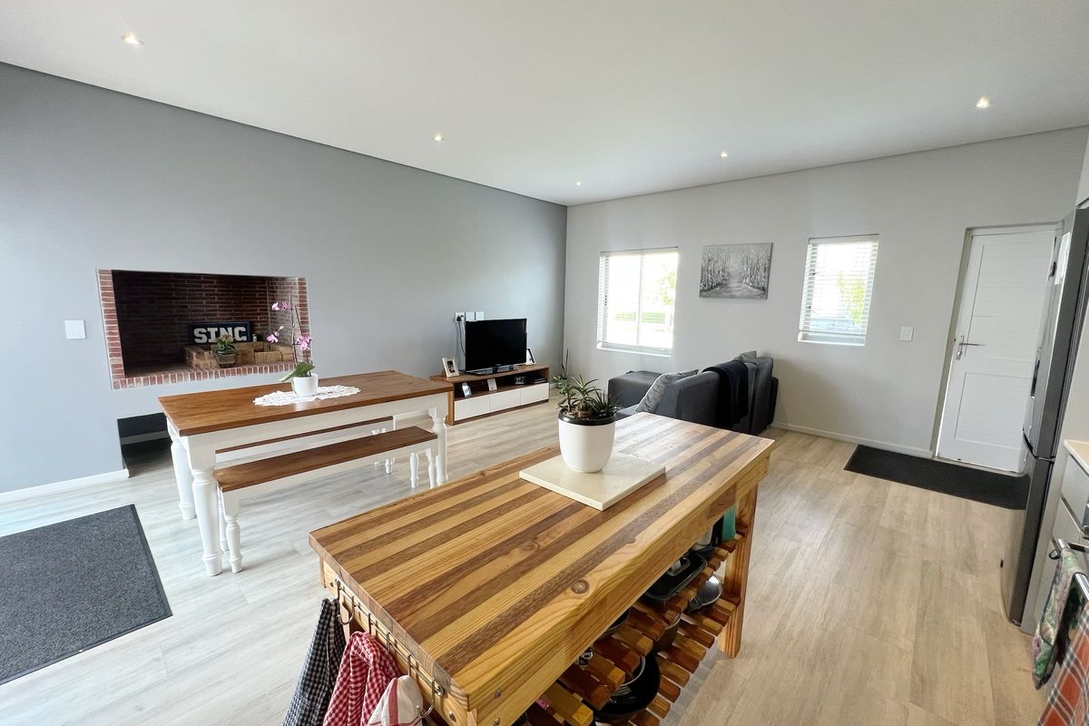 Modern 3-Bedroom Home for Rent in the Prestigious Le Parc Residential Estate – Paarl South -1st June - Photo 4