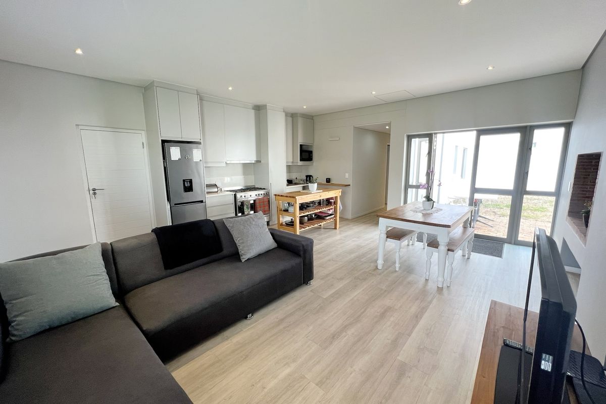 Modern 3-Bedroom Home for Rent in the Prestigious Le Parc Residential Estate – Paarl South -1st June - Photo 5