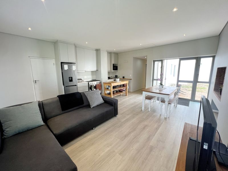 Modern 3-Bedroom Home for Rent in the Prestigious Le Parc Residential Estate – Paarl South -1st June - Photo 5