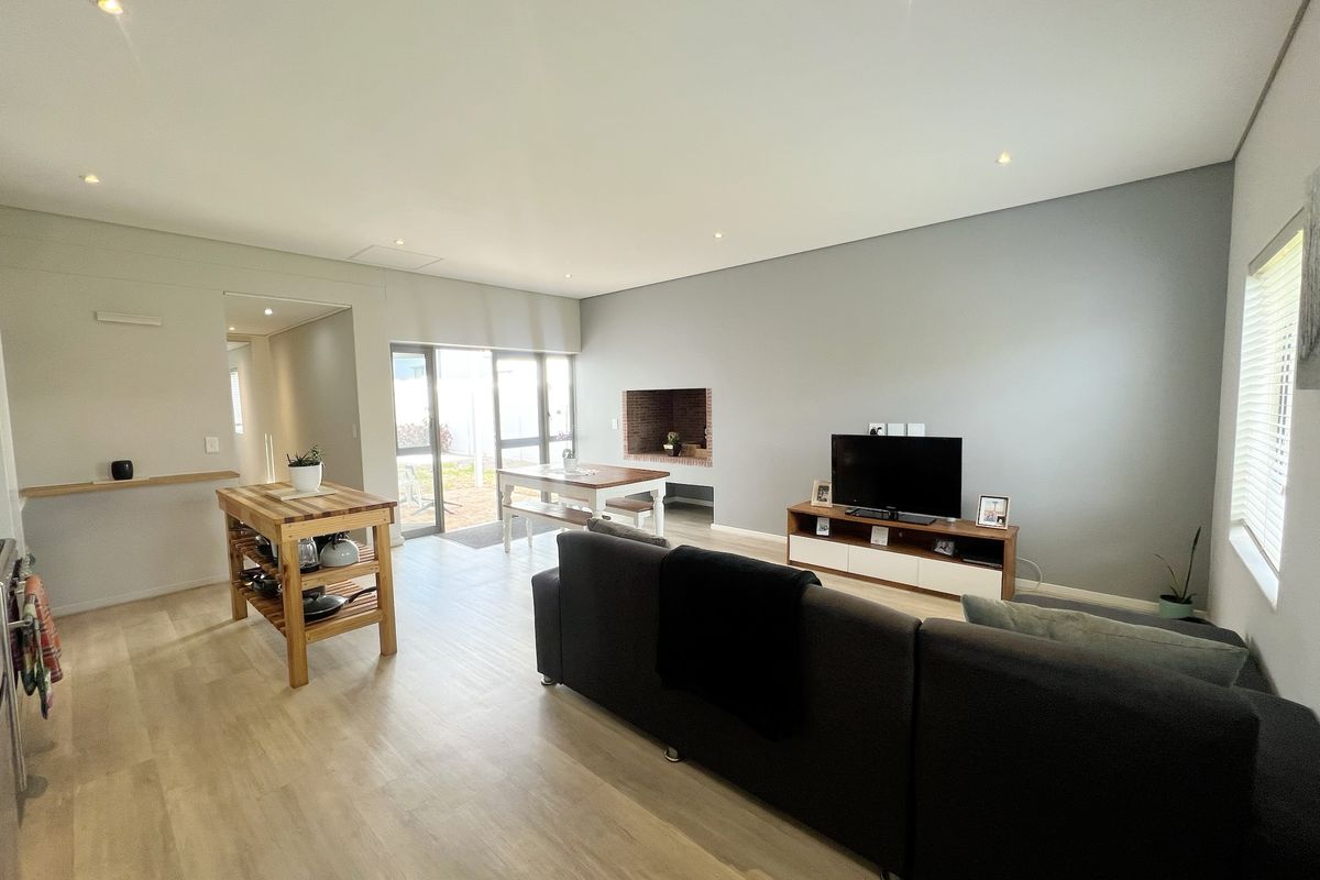 Modern 3-Bedroom Home for Rent in the Prestigious Le Parc Residential Estate – Paarl South -1st June - Photo 3