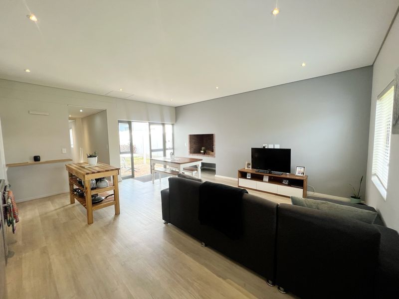 Modern 3-Bedroom Home for Rent in the Prestigious Le Parc Residential Estate – Paarl South -1st June - Photo 3