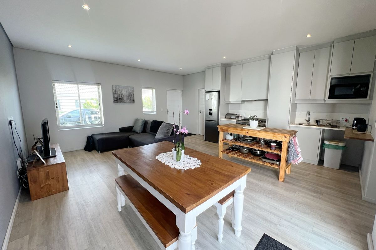 Modern 3-Bedroom Home for Rent in the Prestigious Le Parc Residential Estate – Paarl South -1st June - Photo 2