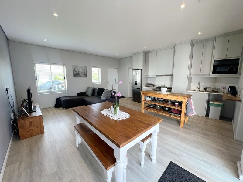 Modern 3-Bedroom Home for Rent in the Prestigious Le Parc Residential Estate – Paarl South -1st June - Photo 2