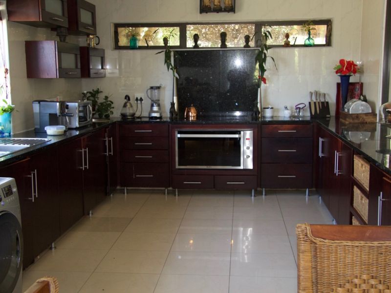 Fully Furnished Home In Ballito. - Photo 2
