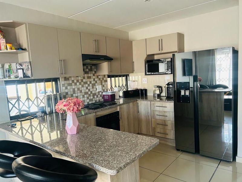 Townhouse For Sale In Witbank - Photo 2