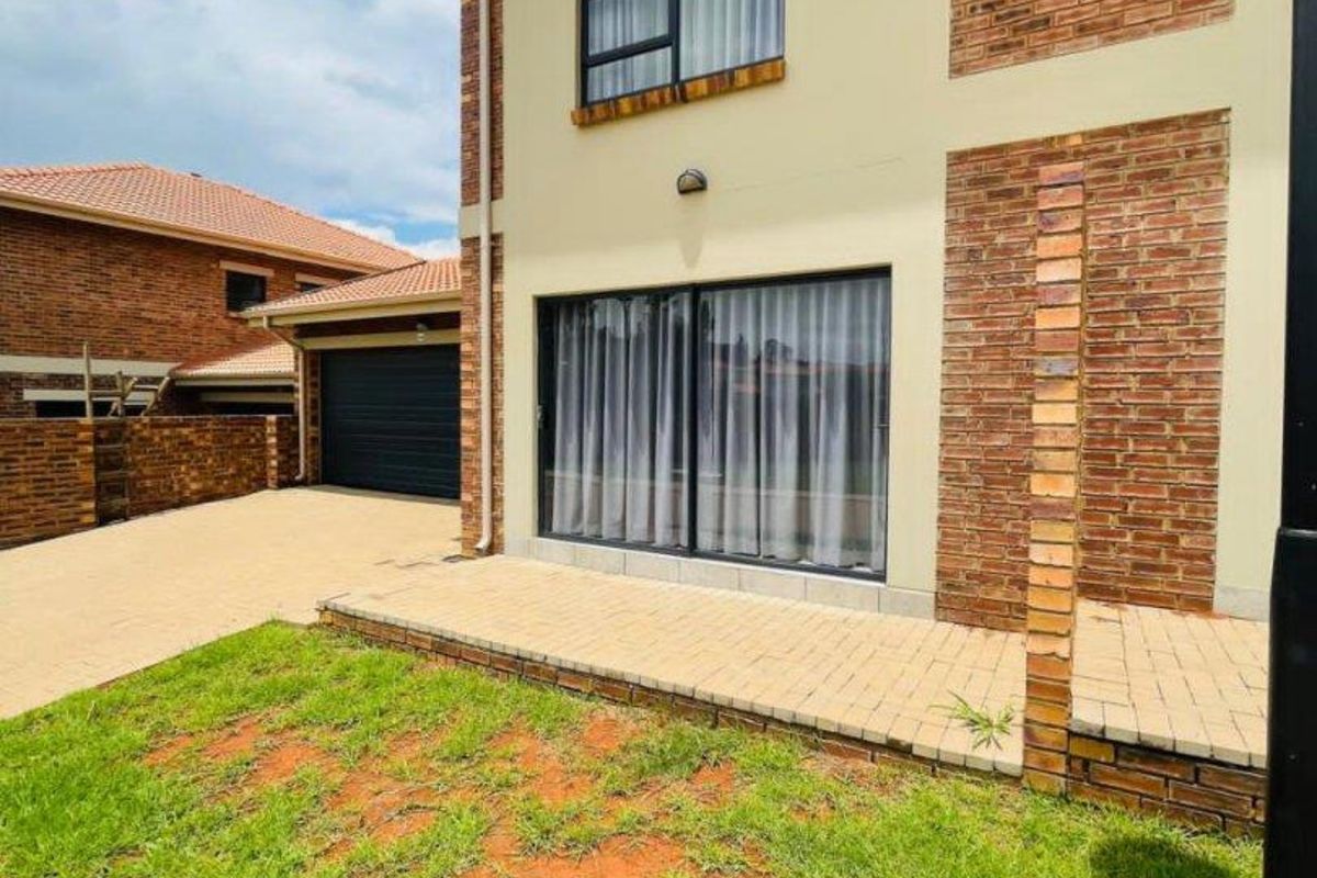 Townhouse For Sale In Witbank - Photo 2