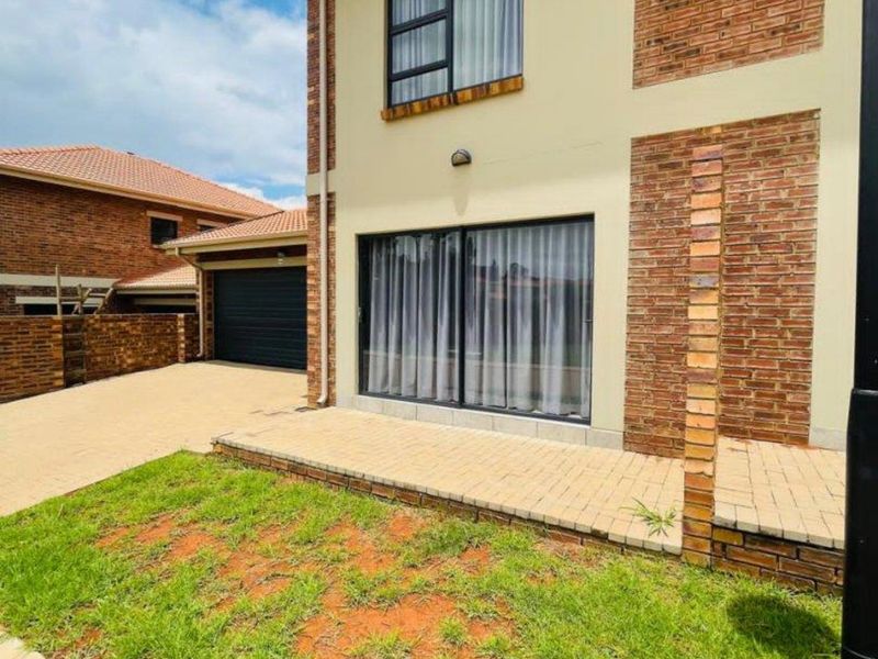 Townhouse For Sale In Witbank - Photo 2