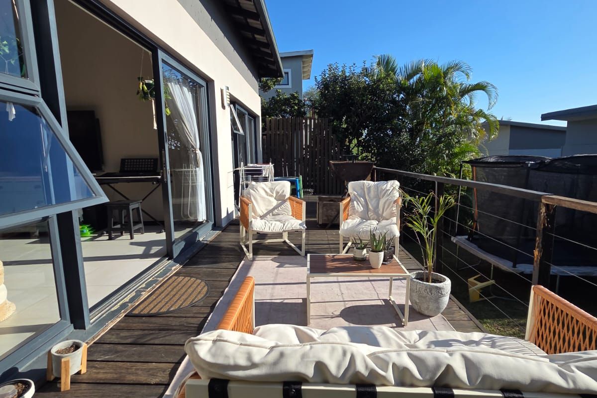 Modern 3-Bedroom Home with En-Suite Bathrooms and Walk-In Closet in Palm Lakes Estate - Photo 2