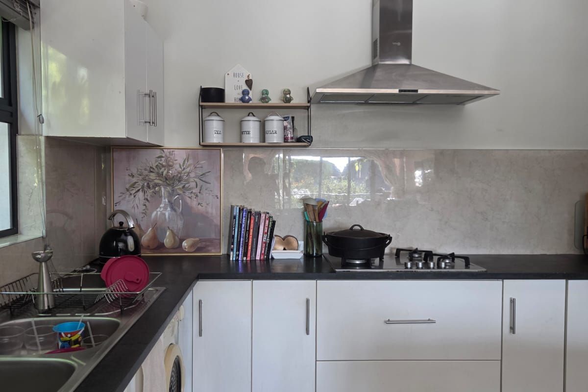 Modern 3-Bedroom Home with En-Suite Bathrooms and Walk-In Closet in Palm Lakes Estate - Photo 3