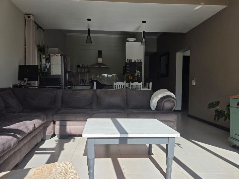 Modern 3-Bedroom Home with En-Suite Bathrooms and Walk-In Closet in Palm Lakes Estate - Photo 10