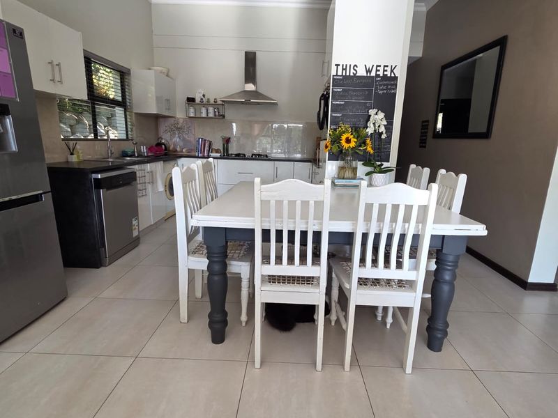 Modern 3-Bedroom Home with En-Suite Bathrooms and Walk-In Closet in Palm Lakes Estate - Photo 8