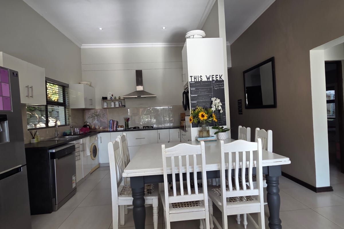 Modern 3-Bedroom Home with En-Suite Bathrooms and Walk-In Closet in Palm Lakes Estate - Photo 5