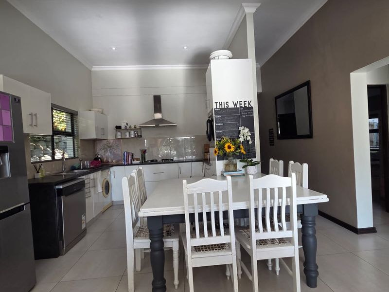 Modern 3-Bedroom Home with En-Suite Bathrooms and Walk-In Closet in Palm Lakes Estate - Photo 5