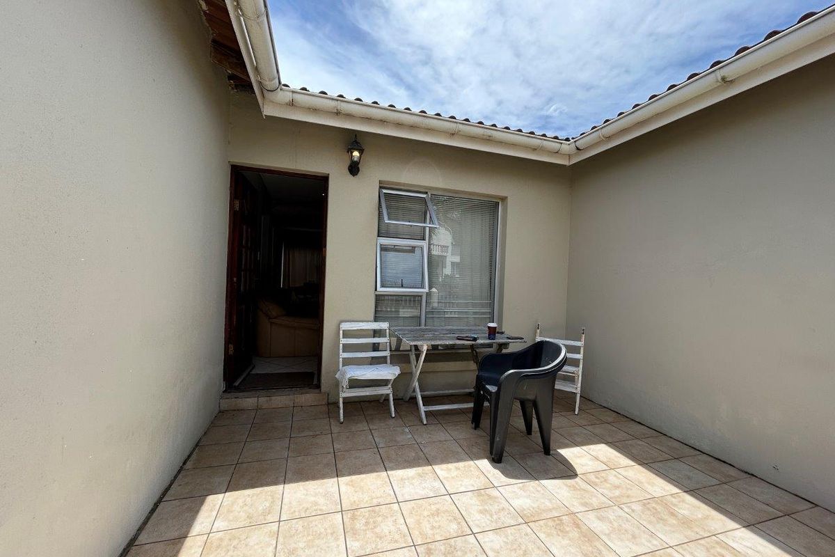 AFFORDABLE 3 BEDROOM HOME WITH A SINGLE GARAGE. - Photo 4