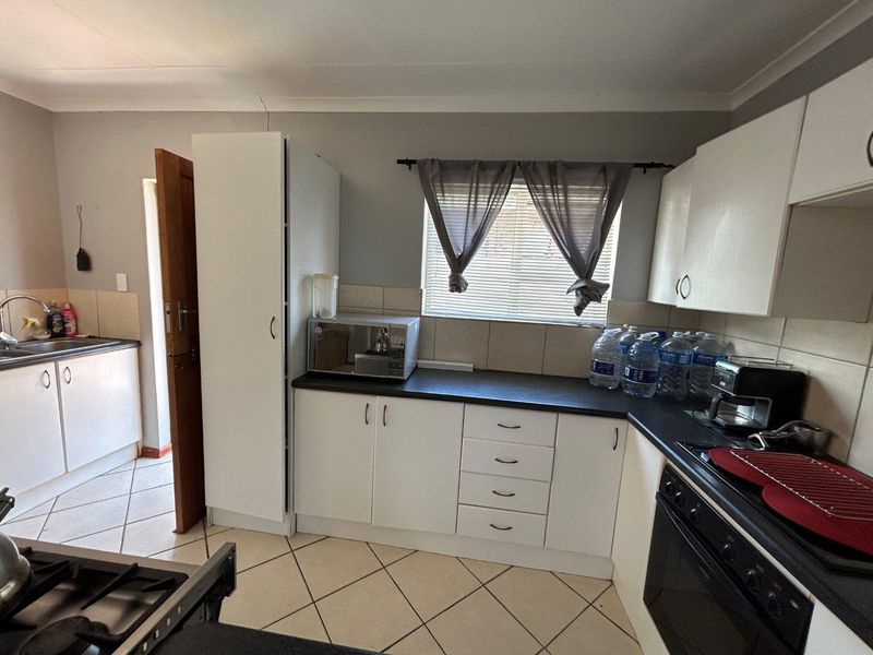 AFFORDABLE 3 BEDROOM HOME WITH A SINGLE GARAGE. - Photo 10