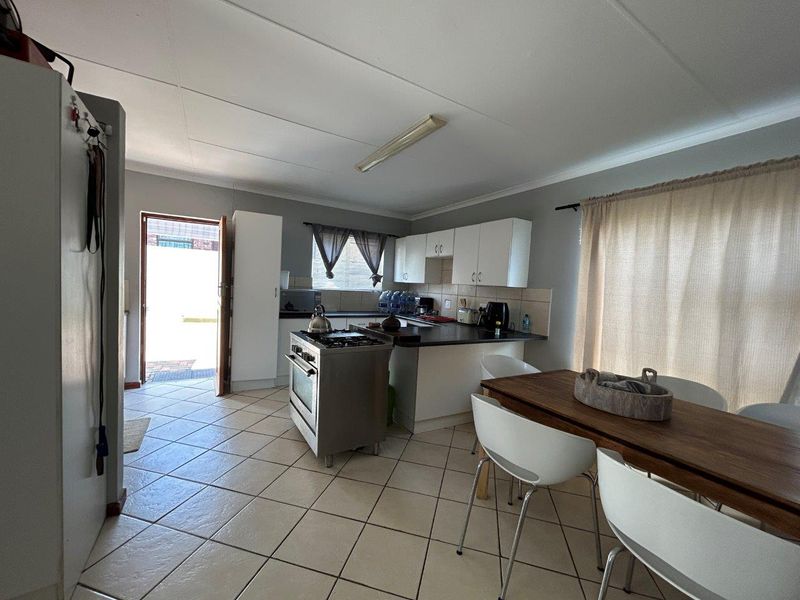 AFFORDABLE 3 BEDROOM HOME WITH A SINGLE GARAGE. - Photo 8