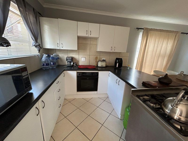 AFFORDABLE 3 BEDROOM HOME WITH A SINGLE GARAGE. - Photo 9