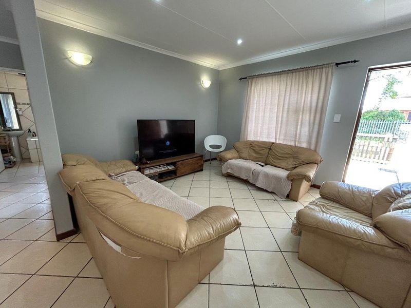 AFFORDABLE 3 BEDROOM HOME WITH A SINGLE GARAGE. - Photo 6