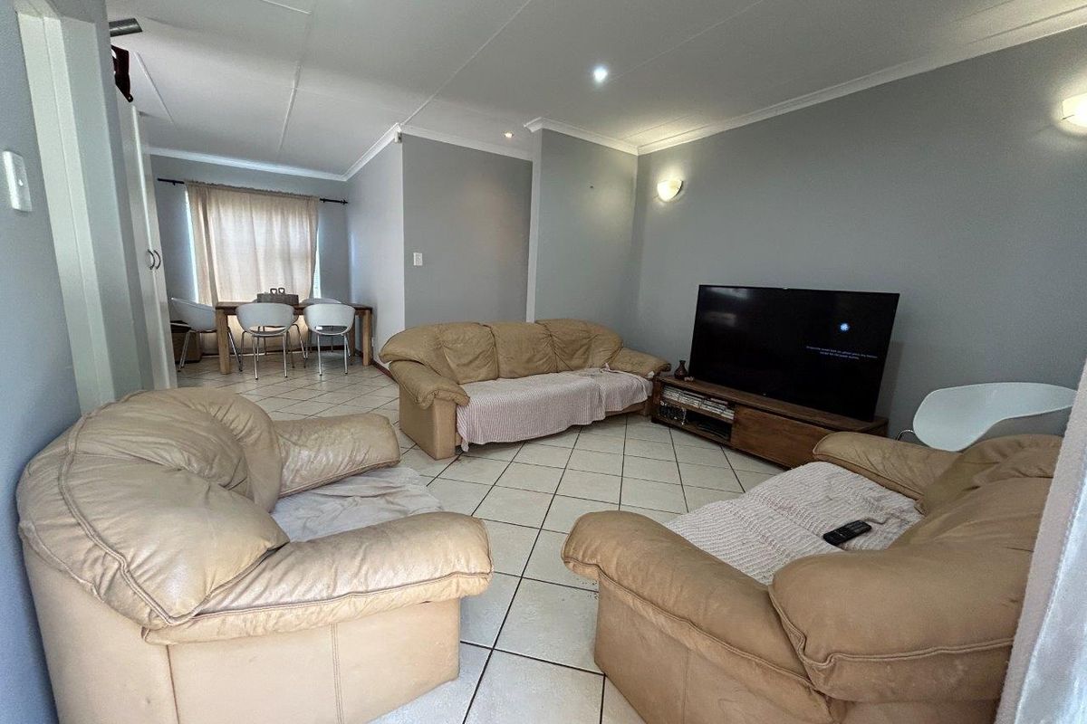 AFFORDABLE 3 BEDROOM HOME WITH A SINGLE GARAGE. - Photo 5