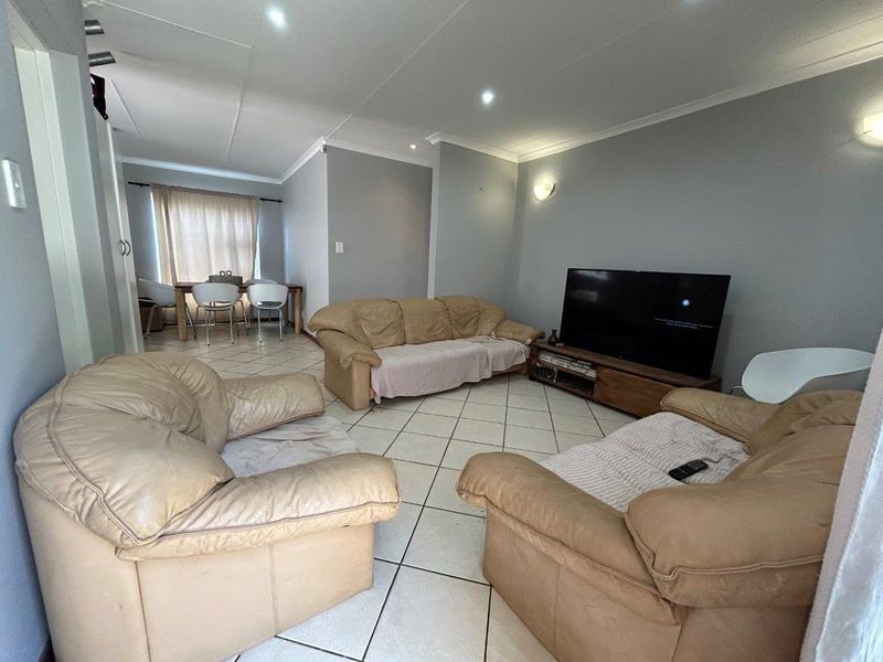 AFFORDABLE 3 BEDROOM HOME WITH A SINGLE GARAGE. - Photo 5