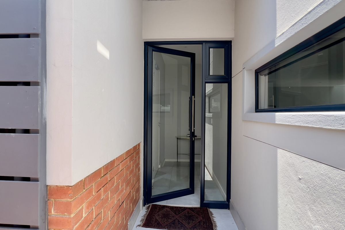 Pet friendly, Inverter ready,Stunning Duplex with Inverter backup in a Highly Sought-After complex - Photo 4