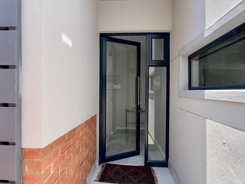 Pet friendly, Inverter ready,Stunning Duplex with Inverter backup in a Highly Sought-After complex - Photo 4
