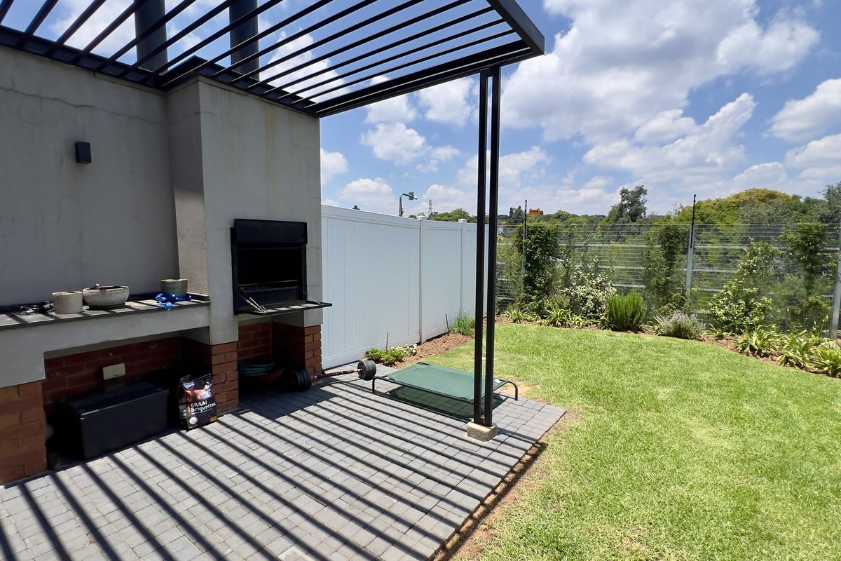 Pet friendly, Inverter ready,Stunning Duplex with Inverter backup in a Highly Sought-After complex - Photo 3