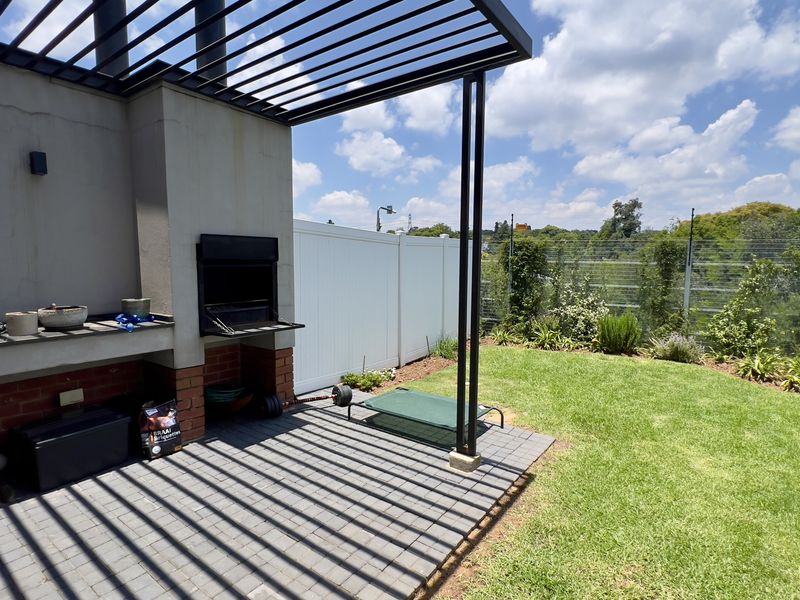 Pet friendly, Inverter ready,Stunning Duplex with Inverter backup in a Highly Sought-After complex - Photo 3