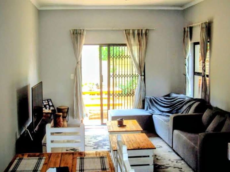 Comfortable Family Living in The Stewards ! - Photo 3