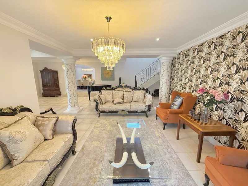 Stunning 5-Bedroom Home in Umhlanga with Breath-taking Sea Views - Photo 4