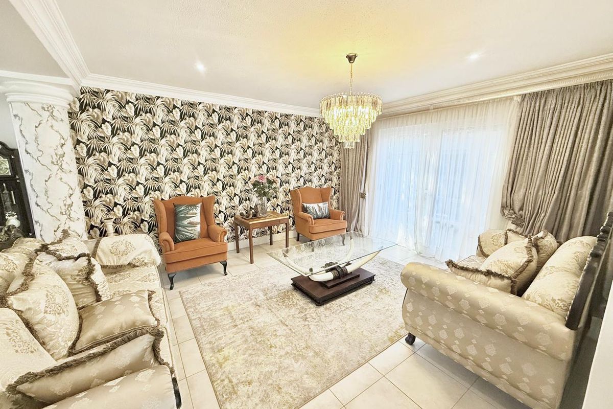 Stunning 5-Bedroom Home in Umhlanga with Breath-taking Sea Views - Photo 3