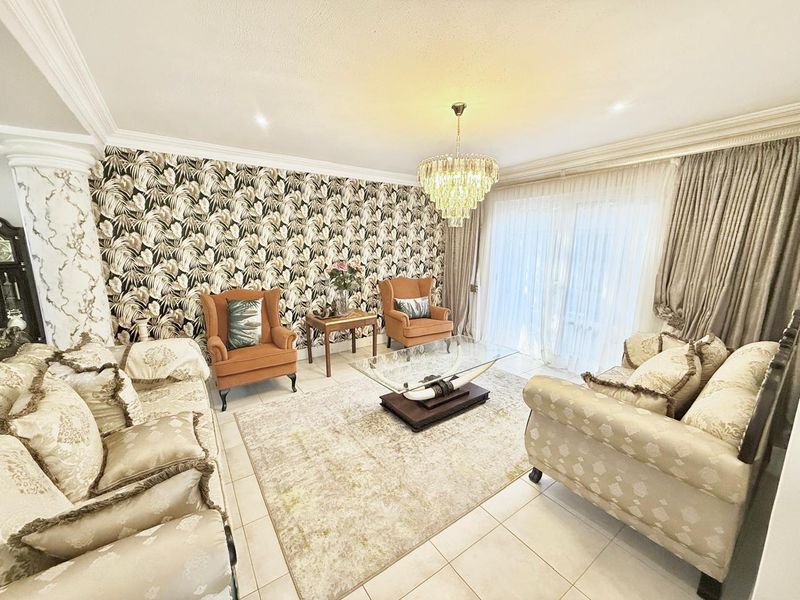 Stunning 5-Bedroom Home in Umhlanga with Breath-taking Sea Views - Photo 3