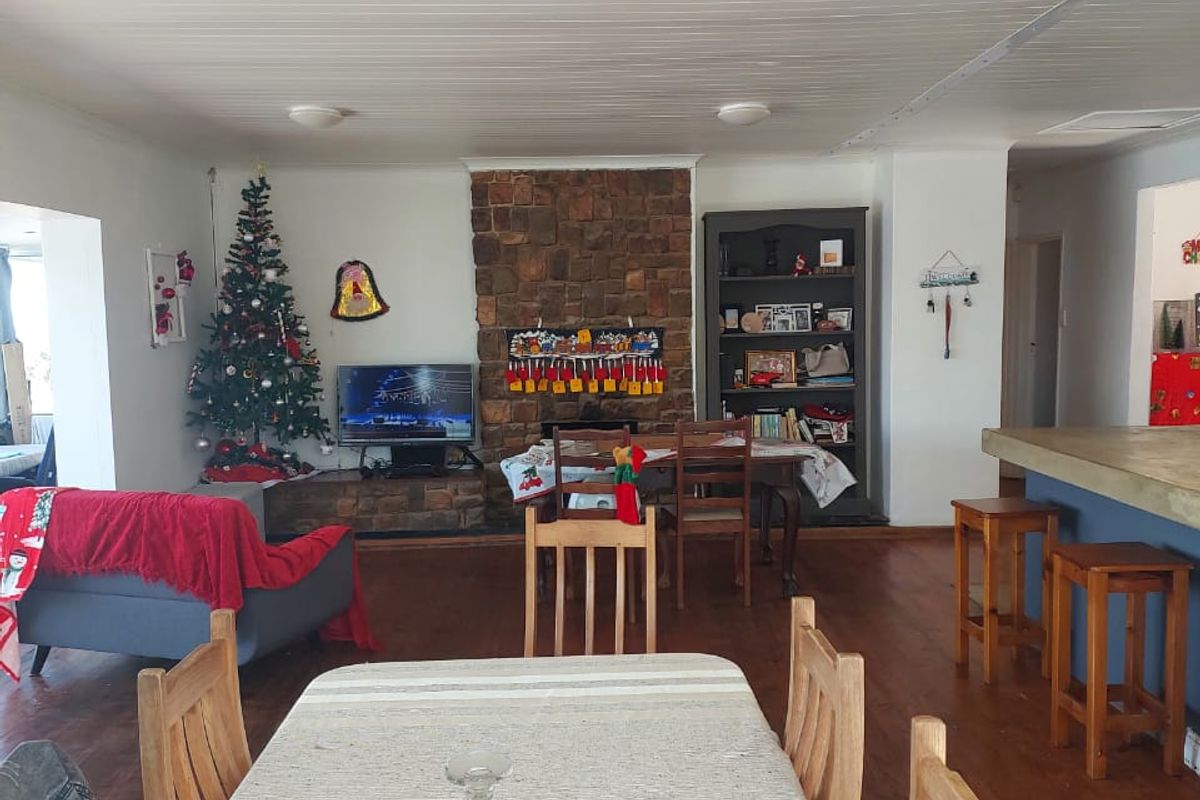 RENOVATOR'S DREAM 3 BED 2 BATH HOUSE PLUS FLATLET WITH MAGNIFICENT VIEWS - Photo 5